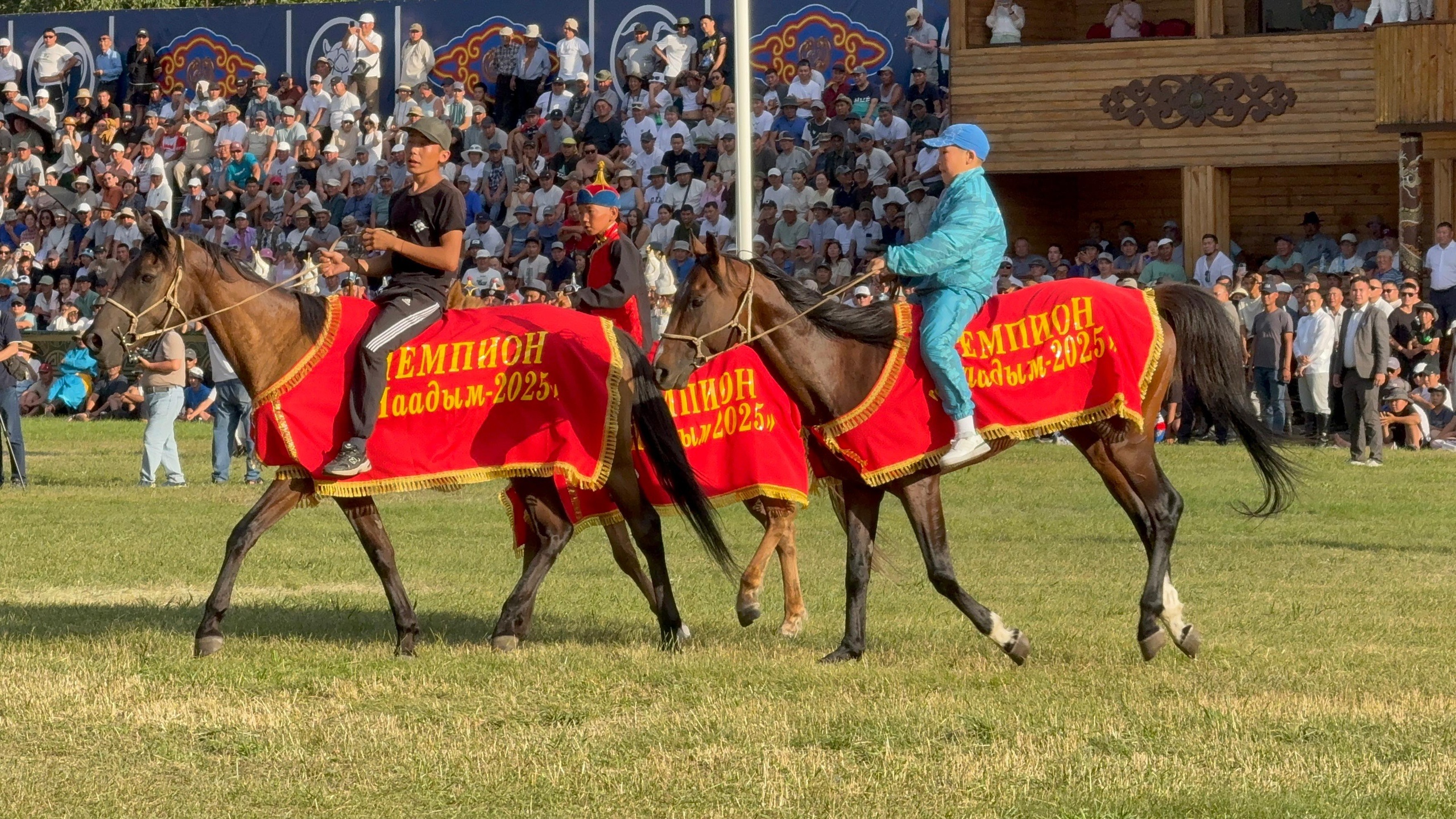 Конь фонда «Сердца чемпионов» стал первым на Наадыме, а приз передали Герою России