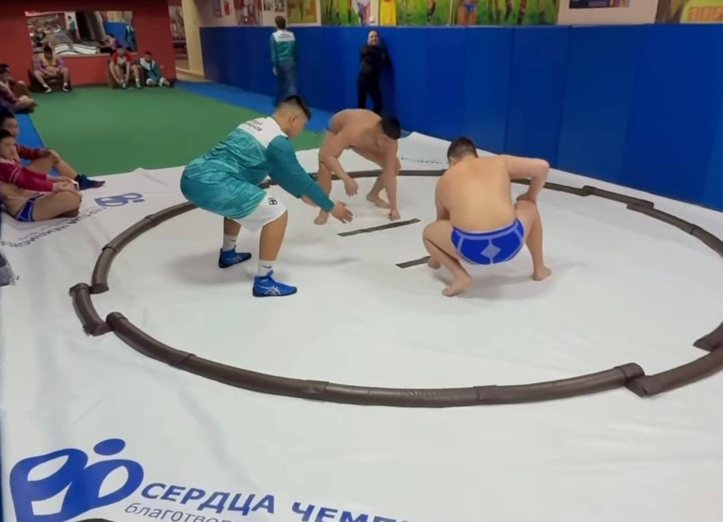 Национал хүреш школазынга чаа спортчу дериг-херекселдерни белекке берген