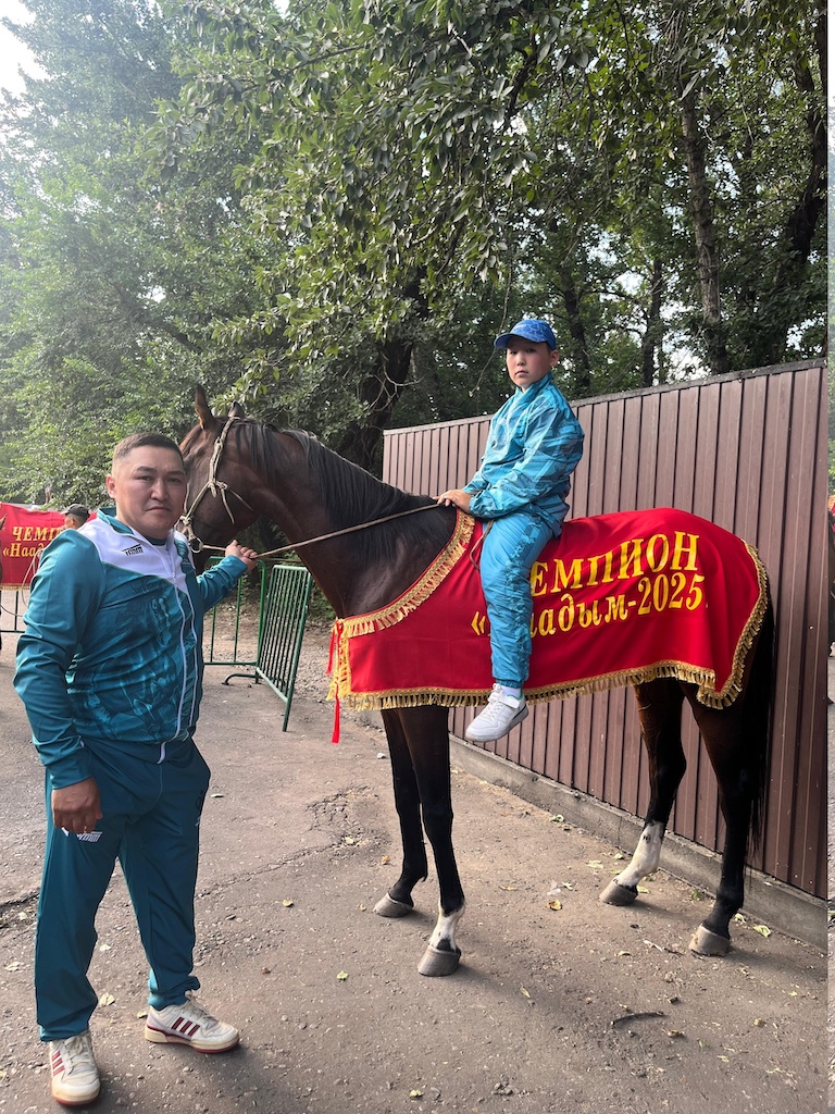 Конь фонда «Сердца чемпионов» стал первым на Наадыме, а приз передали Герою России